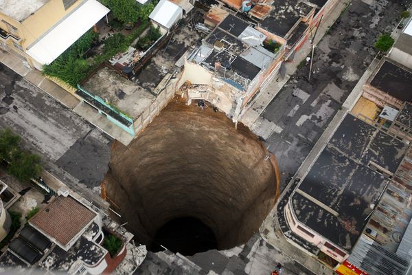 Enorme agujero en las calles de Guatemala